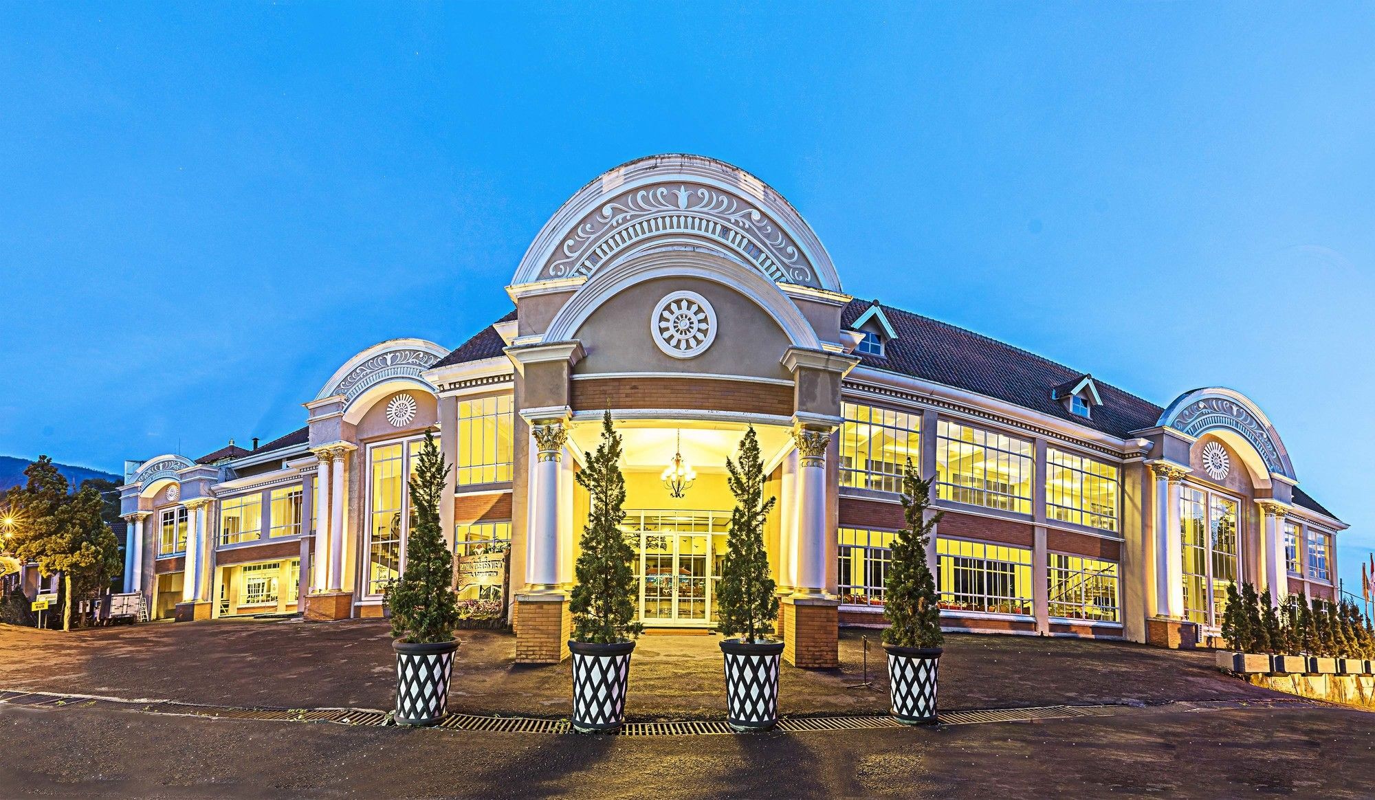 Royal Hotel Tretes Prigen Exterior photo